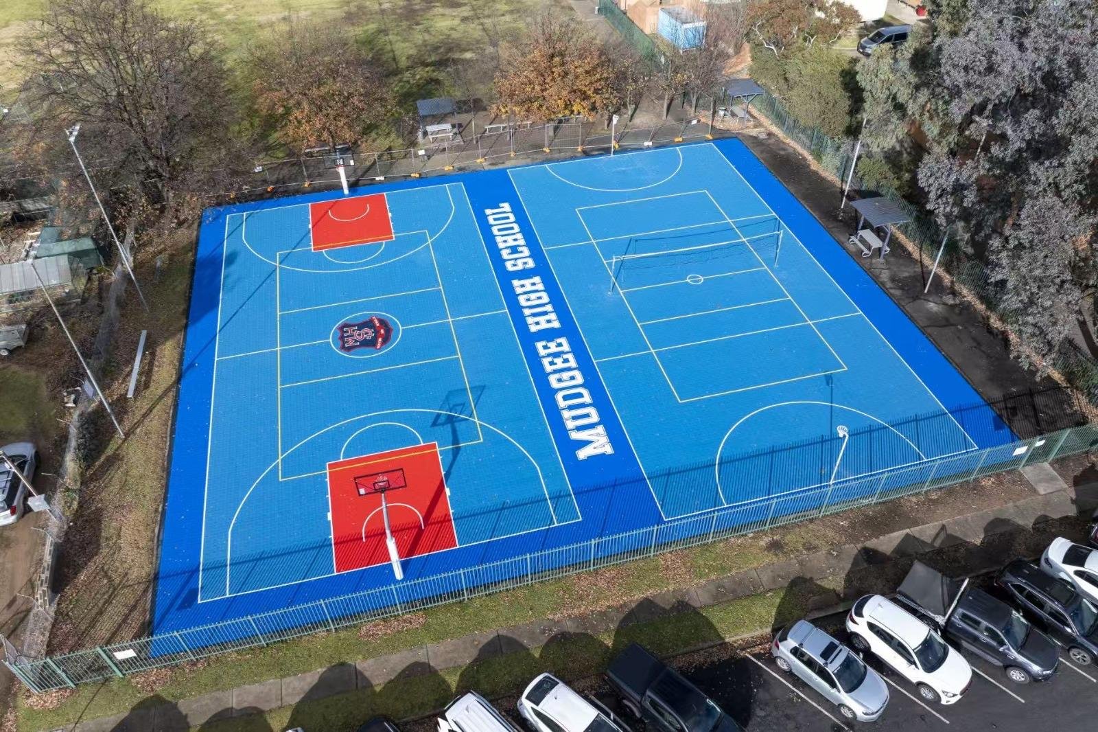 Pista de multideporte con suelo modular