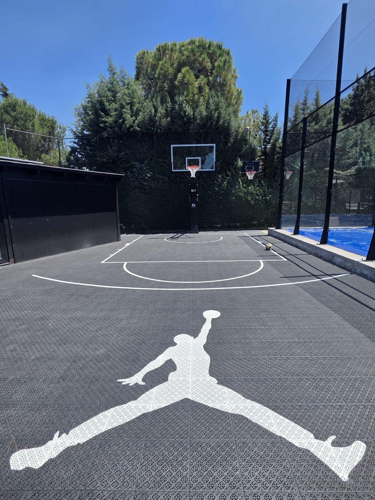 Pista exterior de baloncesto con suelo modular