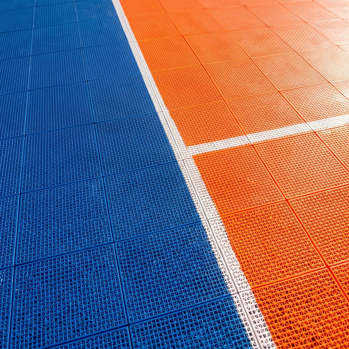 Detalle de las losetas del suelo modular deportivo en azul y naranja