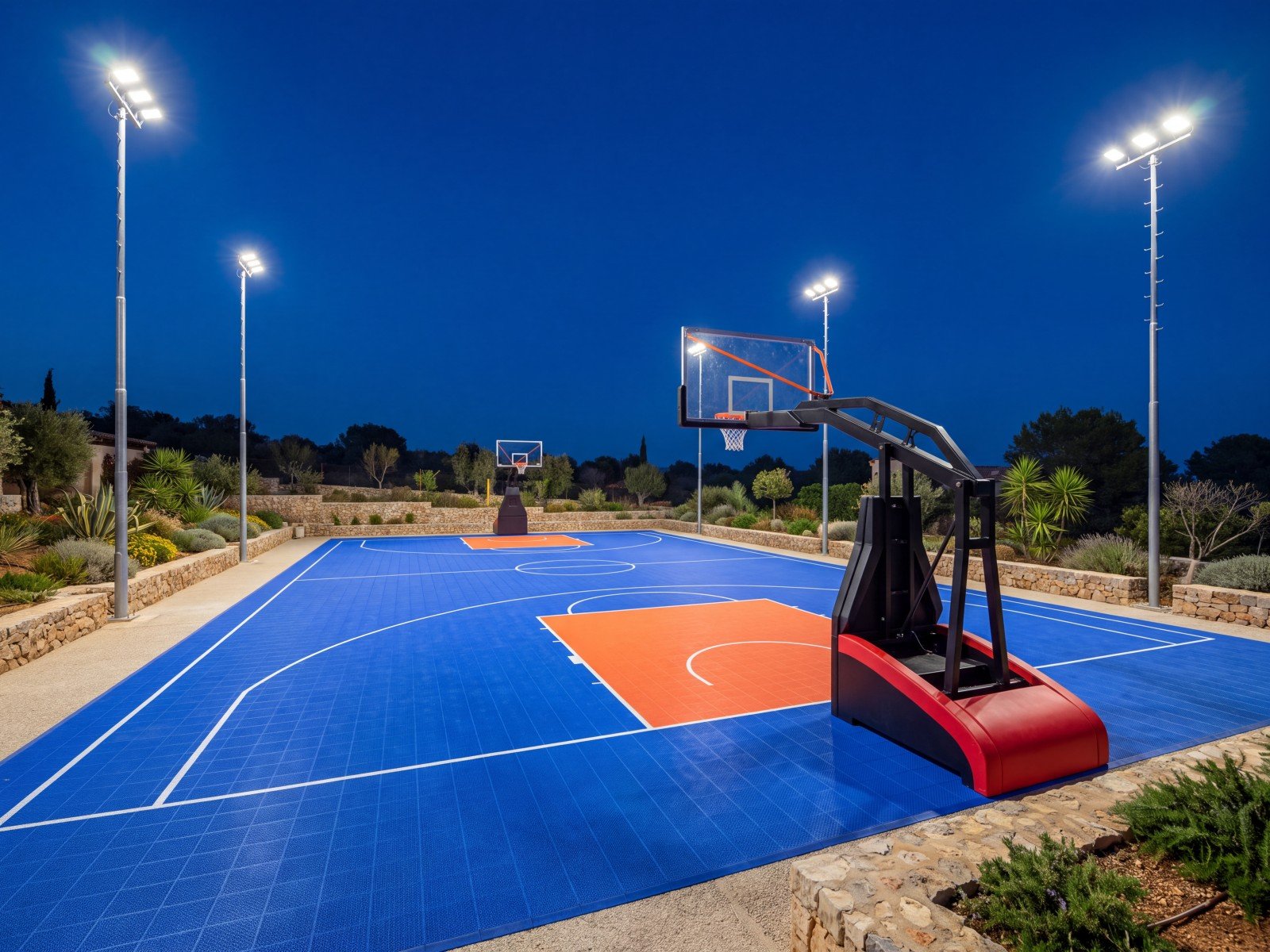Pista de baloncesto exterior iluminada de noche con focos LED